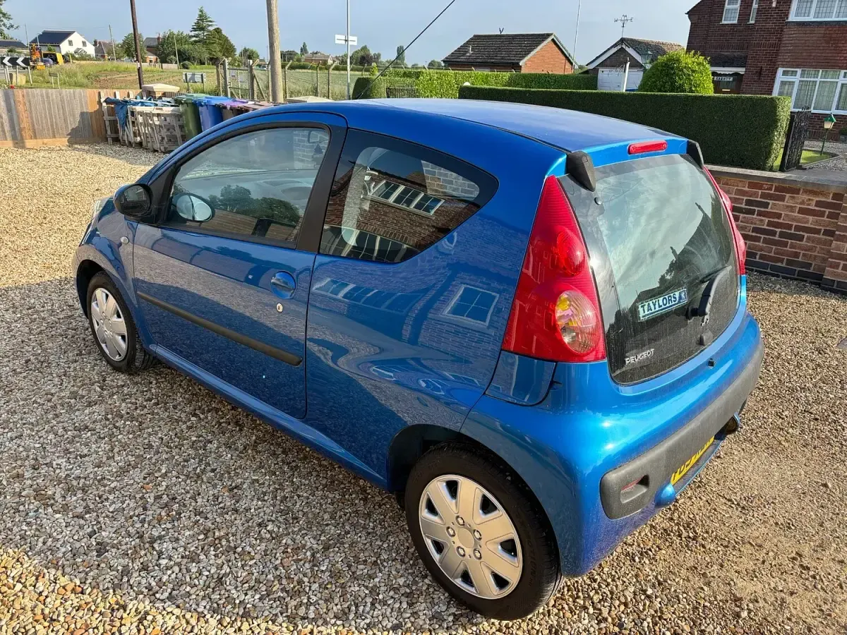 Used Peugeot 107 68 HP (50 kW) 2009 Blue Hatchback