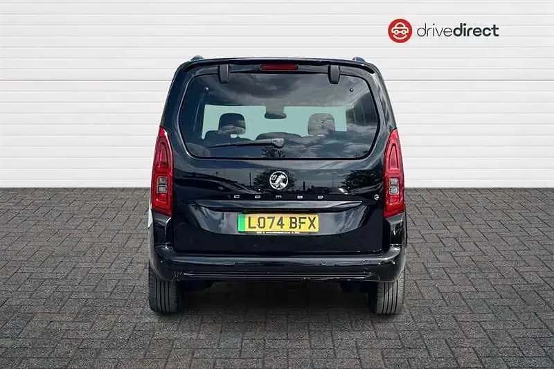 Usado Vauxhall Combo Ultimate 100 kW (136 HP) 2025 Preto Monovolume