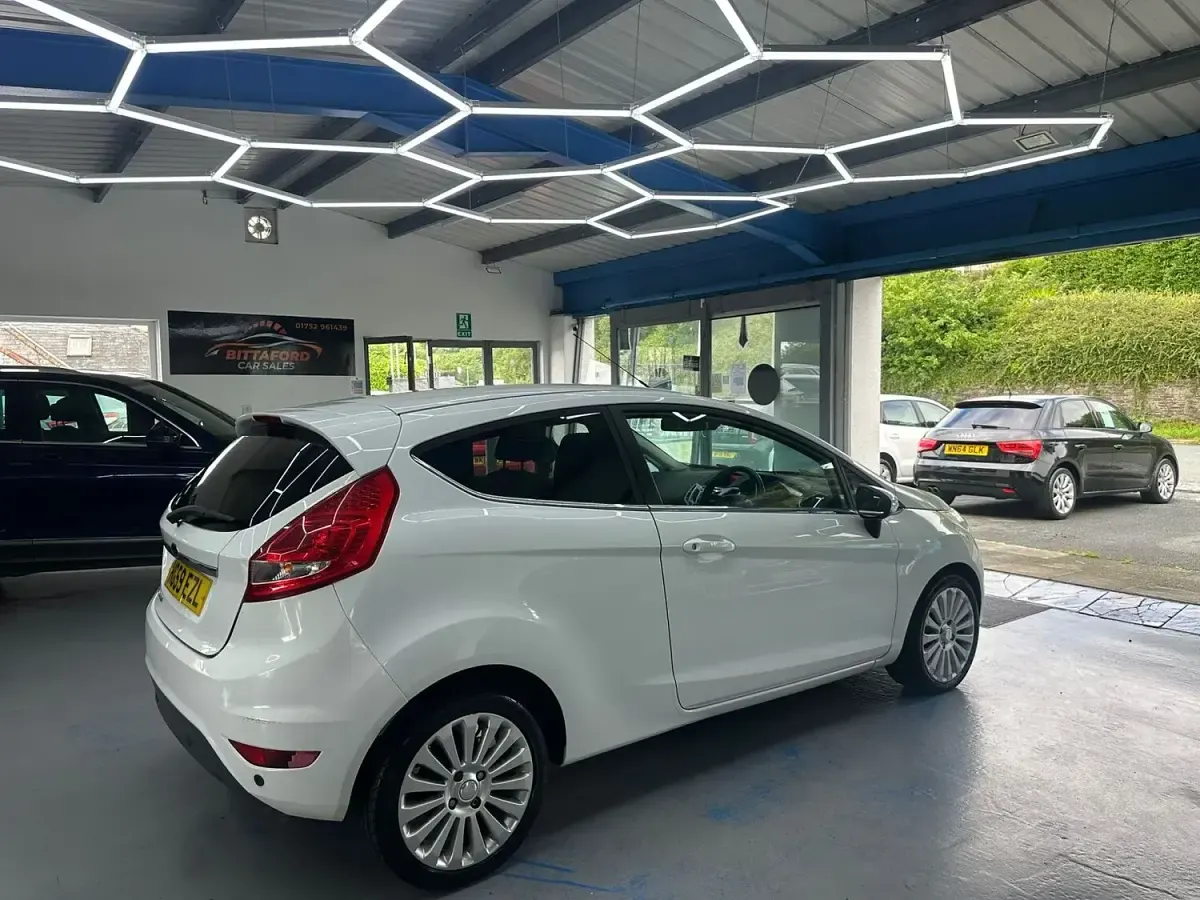 Used Ford Fiesta Titanium 96 HP (70 kW) 2009 White Hatchback