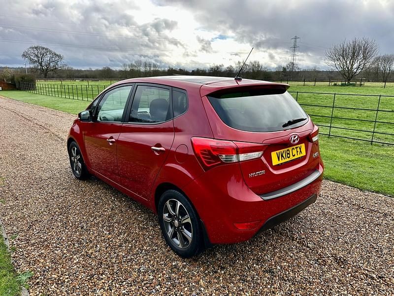 Used Hyundai ix20 Premium 90 HP (66 kW) 2018 Red Hatchback