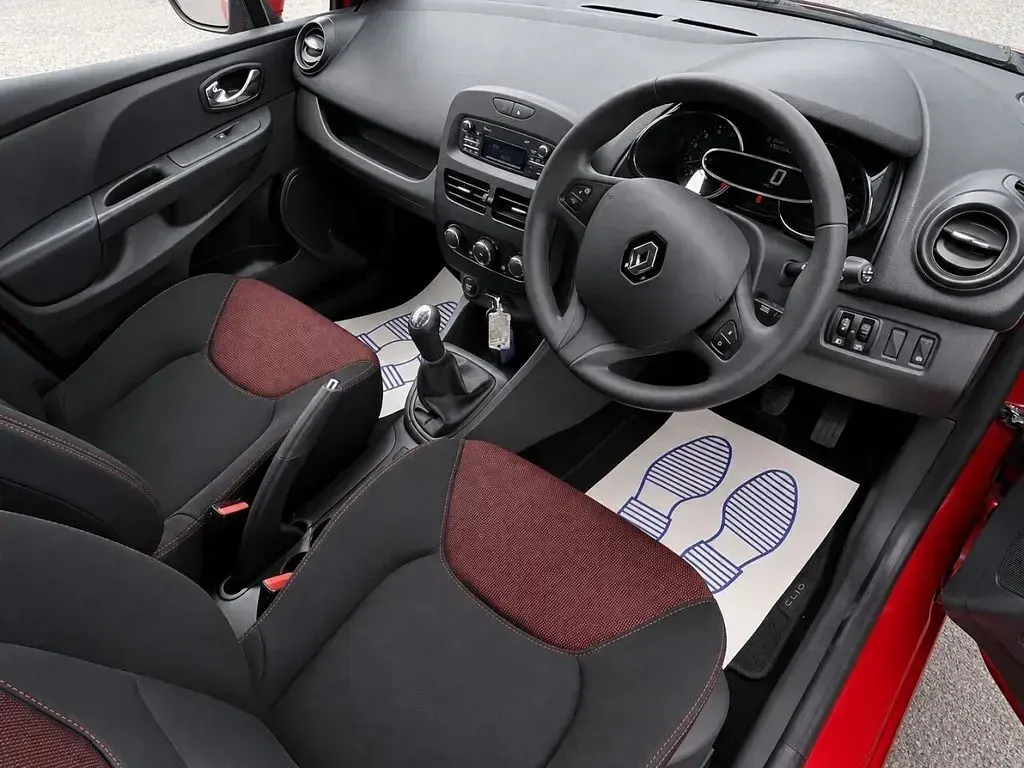 Used Renault Clio Expression+ 90 HP (66 kW) 2013 Red Hatchback