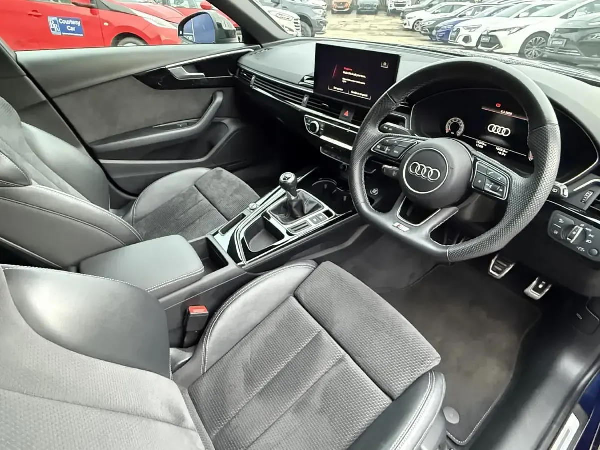 Używany Audi A4 Black Edition 150 KM (110 kW) 2021 Niebieski Kombi