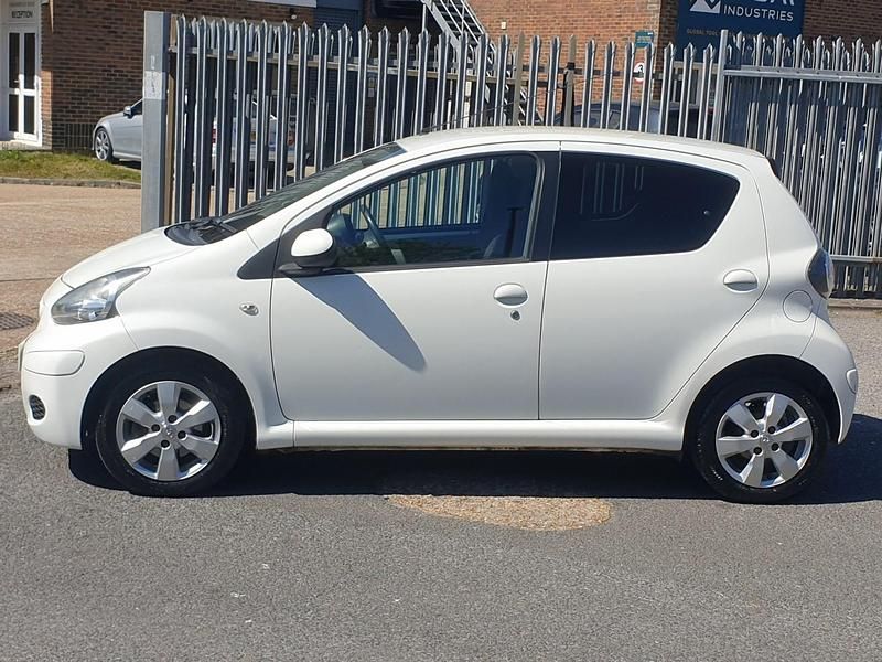Usado Toyota Aygo 68 HP (50 kW) 2012 Branco Citadino