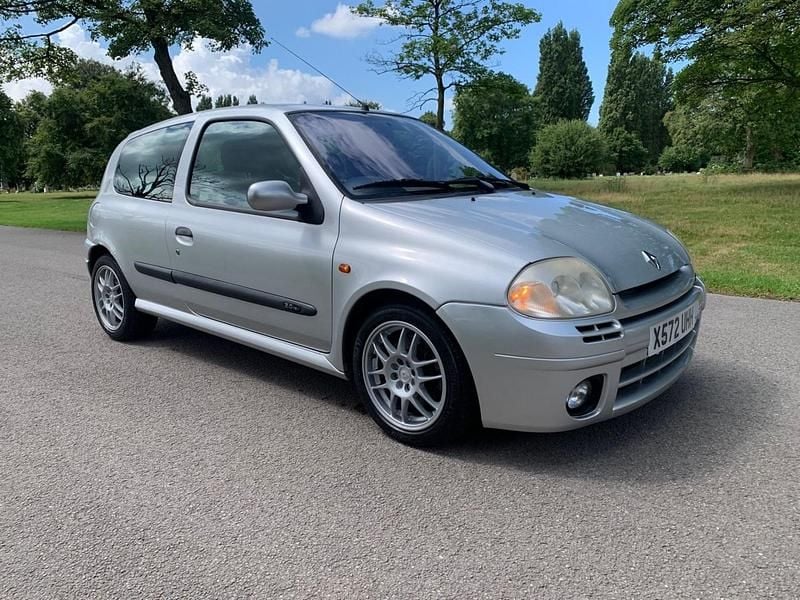 Silver Used 2000 Renault Clio II Hatchback | £5,000 (Expensive) - Image 1/4