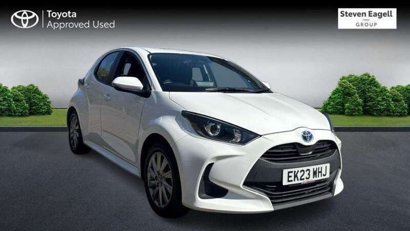 White Used 2023 Toyota Yaris Hybrid Hatchback | £17,000 (Fair price) - Image 1/2