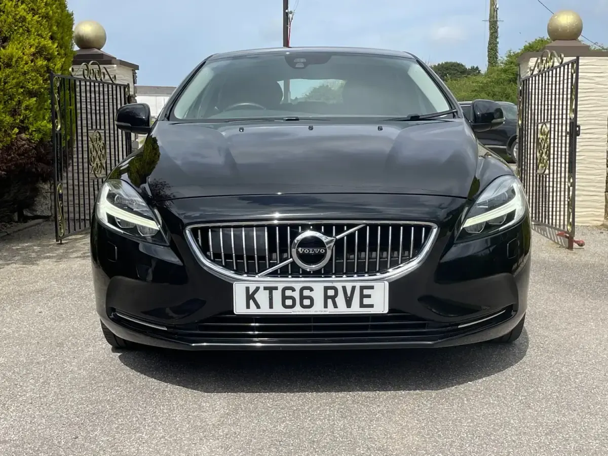 Usado Volvo V40 Inscription 120 HP (88 kW) 2017 Preto Citadino