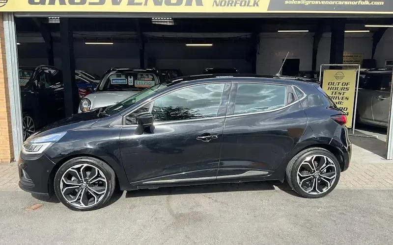 Used Renault Clio Signature 90 HP (66 kW) 2017 Black Hatchback