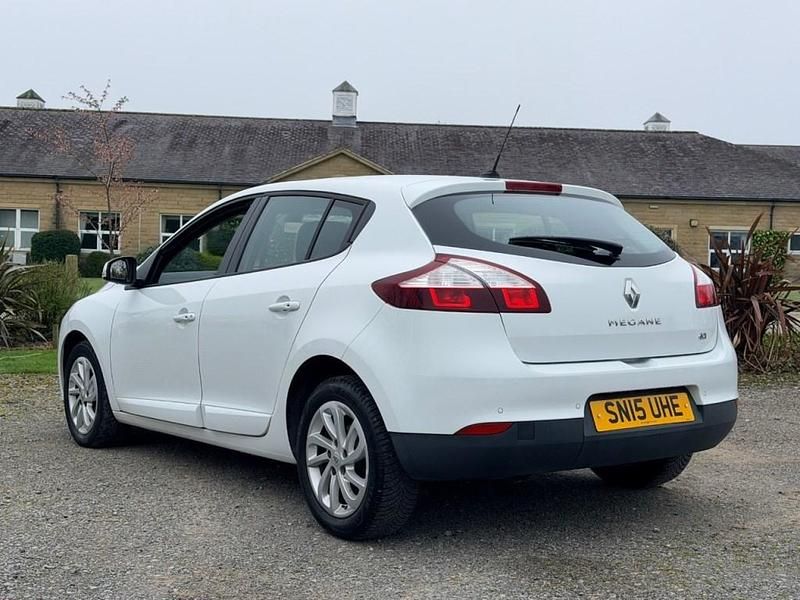 Used Renault Mégane III Dynamique 110 HP (80 kW) 2015 White Hatchback