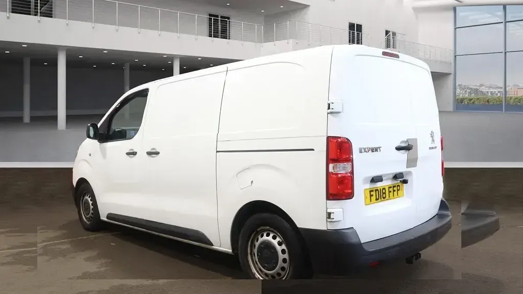 Second-hand Peugeot Expert 115 CP (84 kW) 2018 Alb Van