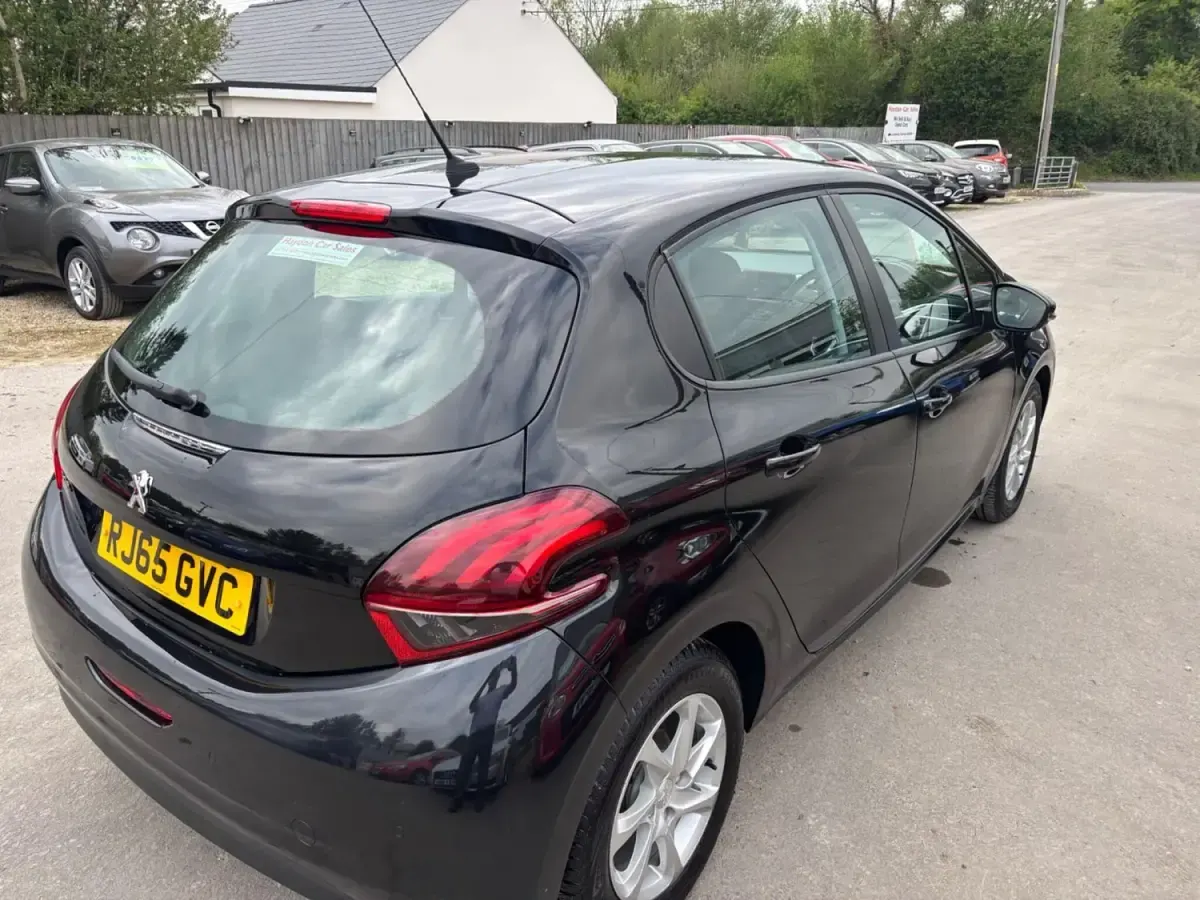 Gebraucht Peugeot 208 Active 2015 Schwarz Kleinwagen
