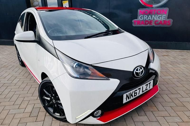 Used Toyota Aygo x-press 69 HP (50 kW) 2017 White Hatchback