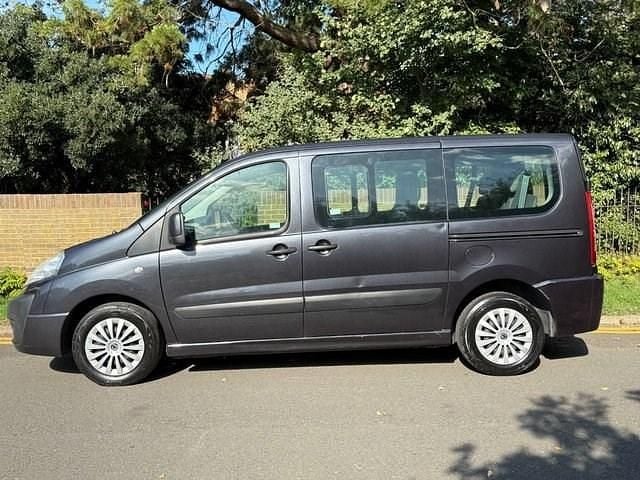 Begagnad Peugeot TePee 130 HK (95 kW) 2014 Grå Minibuss