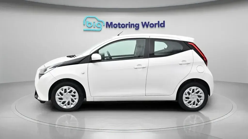 Usado Toyota Aygo X-play 71 CV (52 kW) 2021 Blanco Utilitario