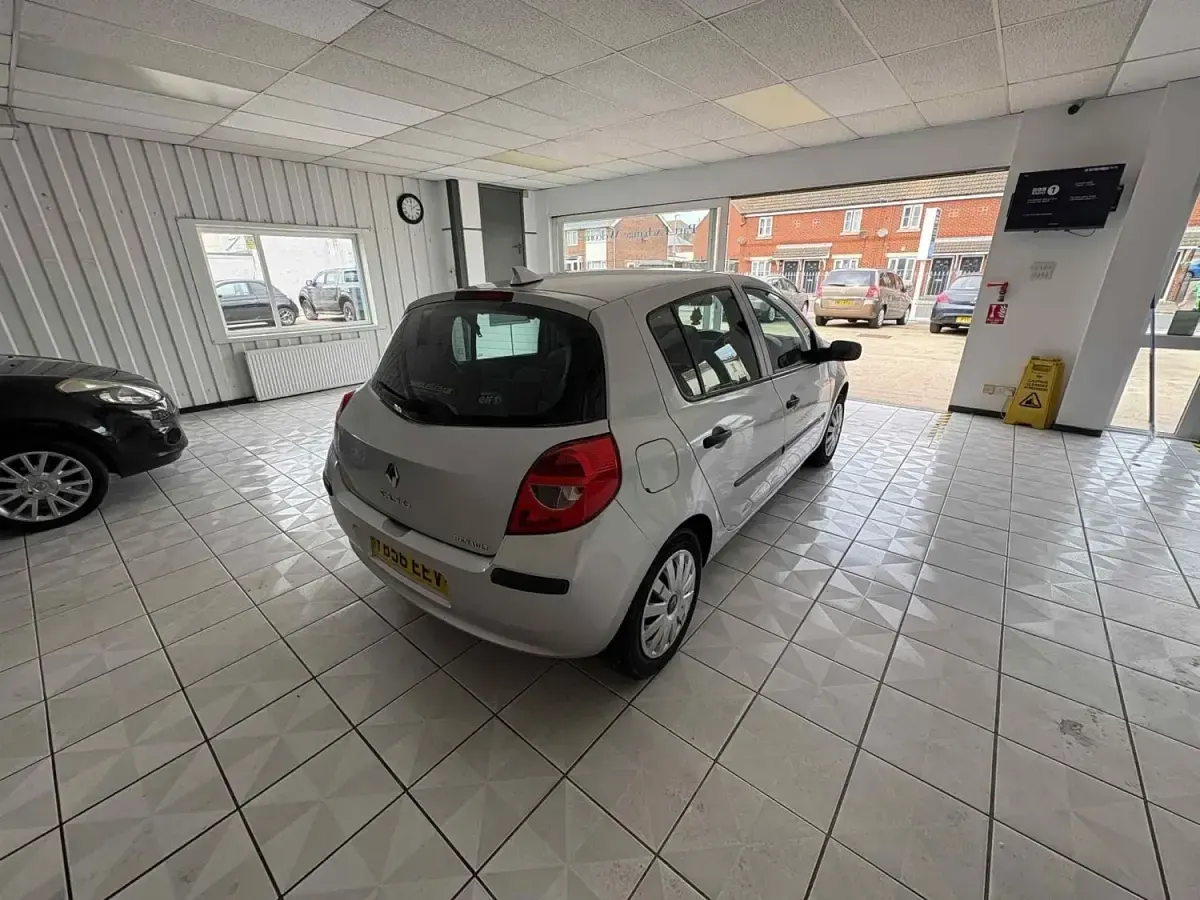 Używany Renault Clio II Expression 68 KM (50 kW) 2007 Srebrny Hatchback