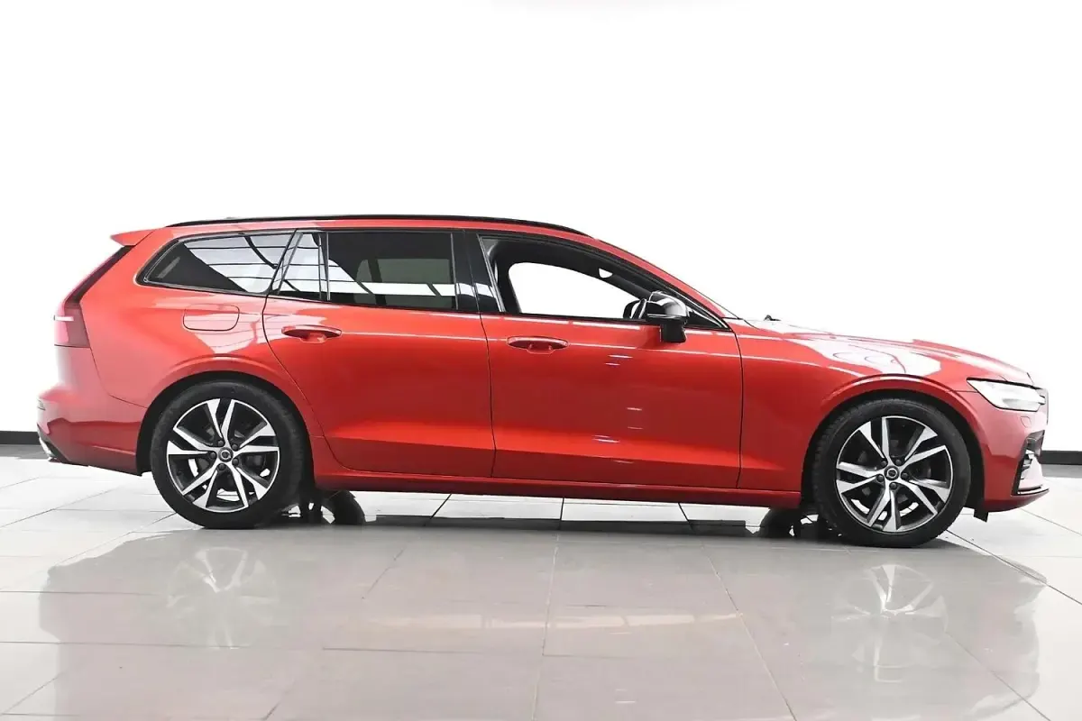 Used Volvo V60 R-Design 194 HP (142 kW) 2021 Red Estate