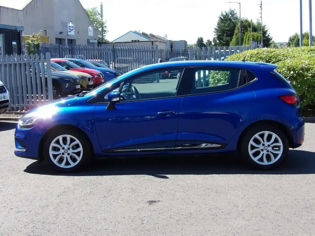Used Renault Clio Dynamique 75 HP (55 kW) 2017 Blue Hatchback