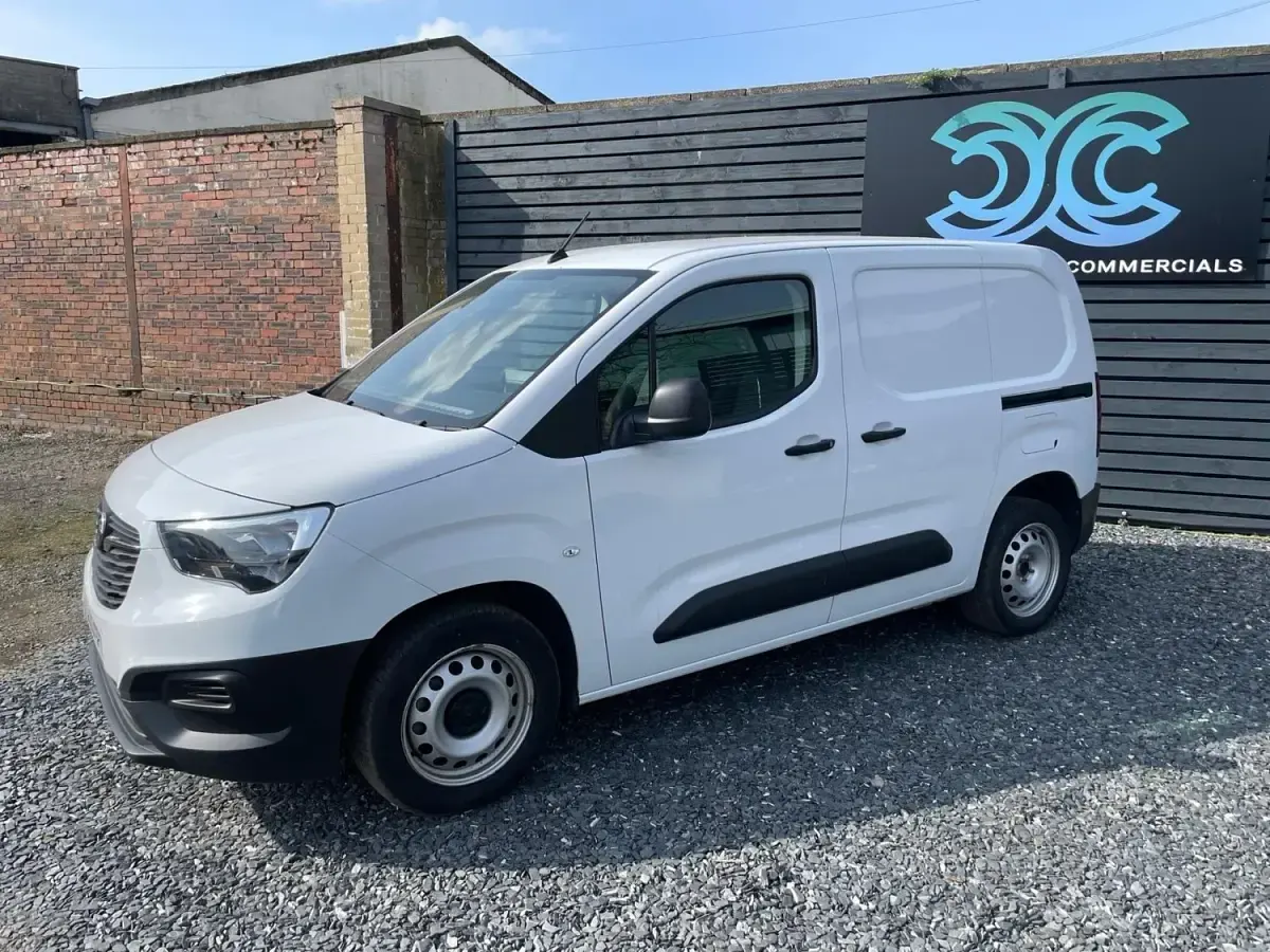 Second-hand Vauxhall Combo 100 CP (73 kW) 2023 Alb Monovolum
