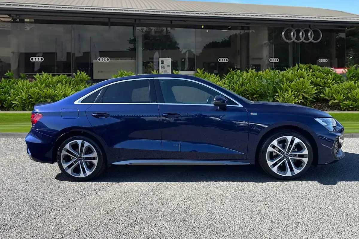 Begagnad Audi A3 S-Line 150 HK (110 kW) 2025 Blå Sedan