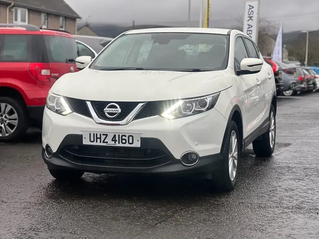 Used Nissan Qashqai Acenta 115 HP (84 kW) 2016 White SUV