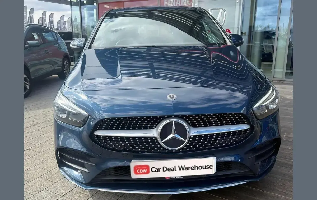 Usado Mercedes B200 AMG line 161 HP (118 kW) 2019 Azul Monovolume