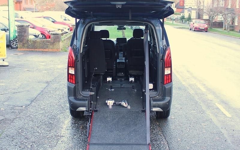 Used Peugeot Rifter Allure Premium 131 HP (96 kW) 2021 Blue MPV