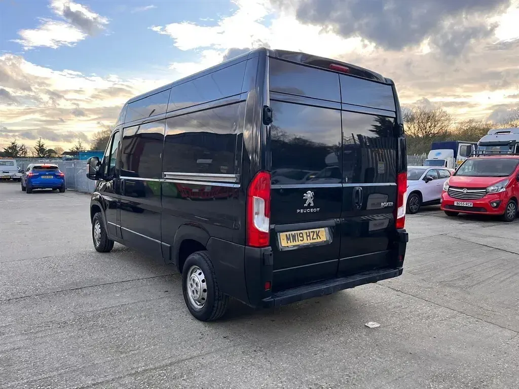 Begagnad Peugeot Boxer 130 HK (95 kW) 2019 Svart Van
