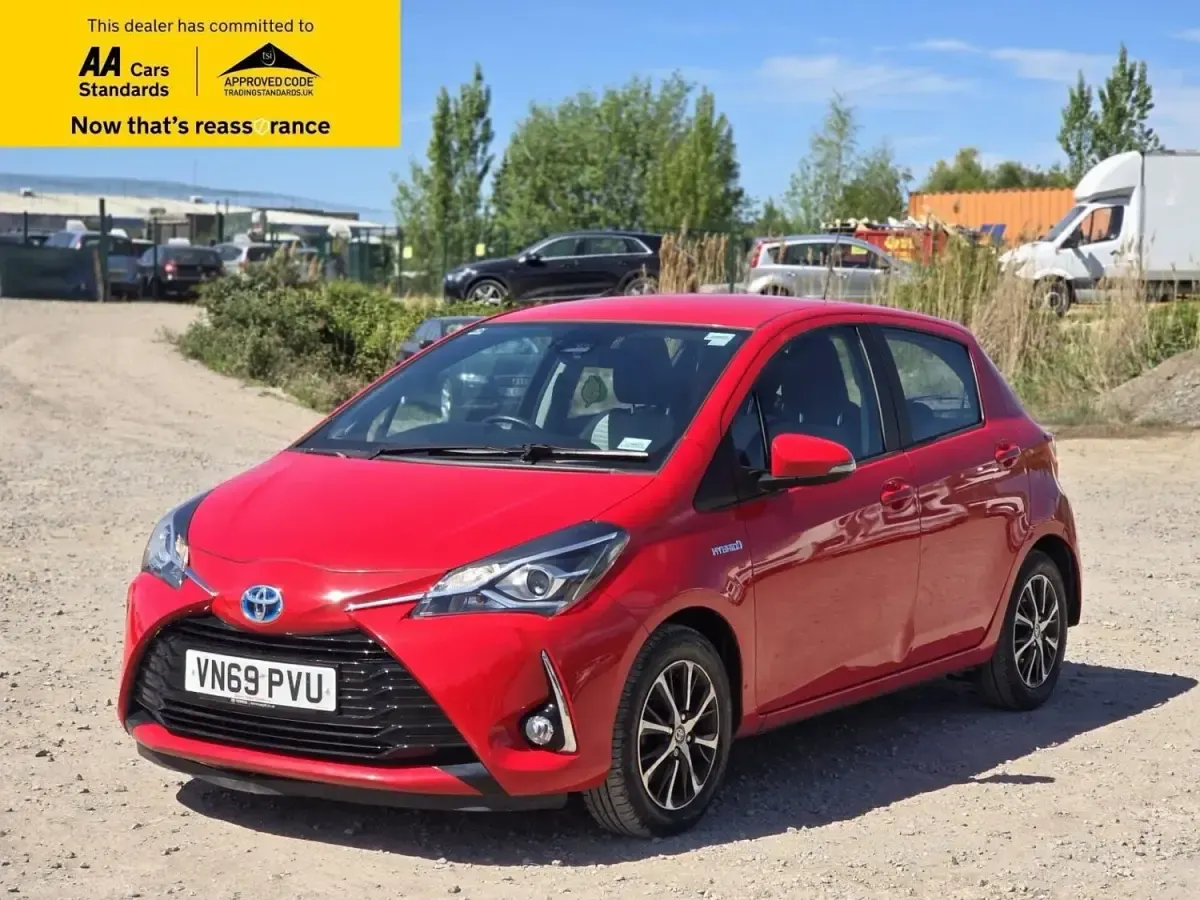 Second-hand Toyota Yaris Hybrid 100 CP (73 kW) 2019 Roșu Hatchback