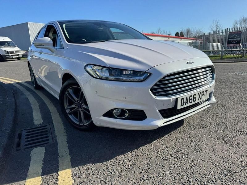 Used Ford Mondeo Titanium 180 HP (132 kW) 2016 White Hatchback