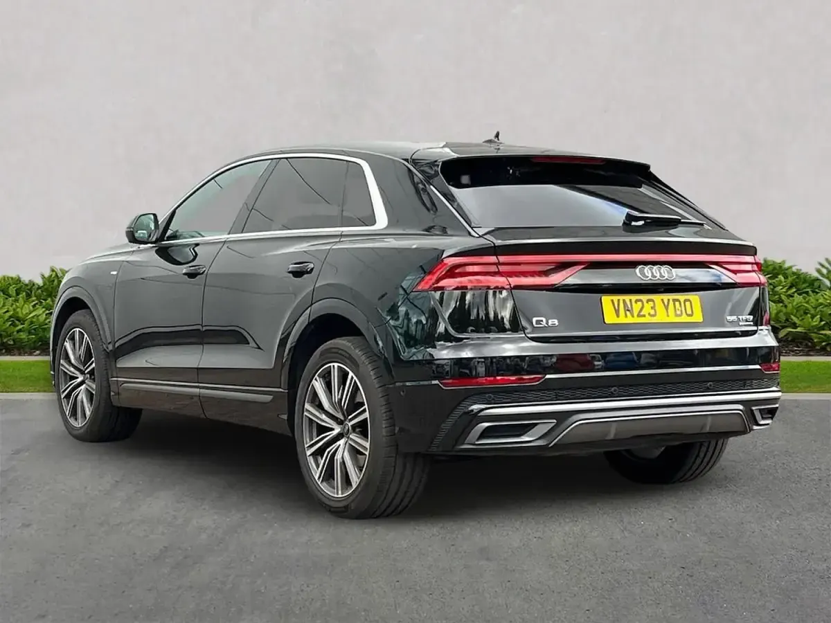 Używany Audi Q8 S-Line 340 KM (250 kW) 2023 Czarny SUV