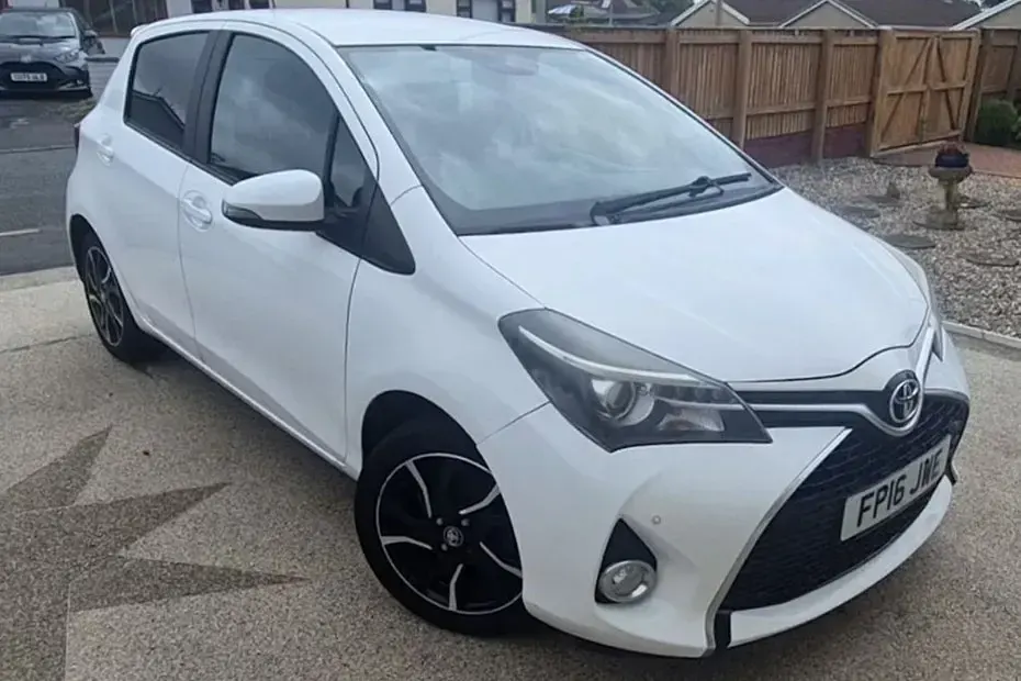 Used Toyota Yaris Design 99 HP (72 kW) 2016 White Hatchback