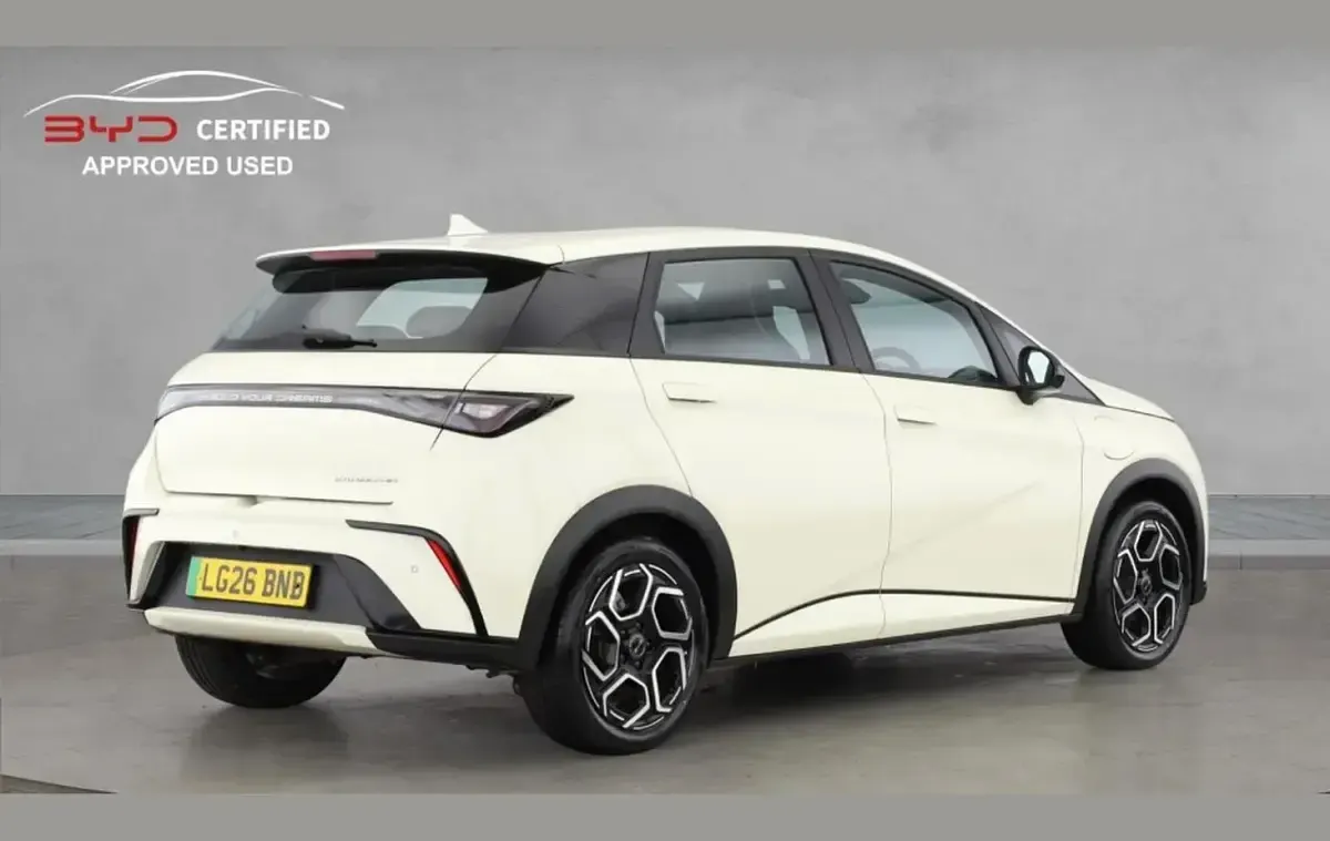 Nowe BYD Dolphin Boost 130 kW (177 KM) 2026 Biały Hatchback