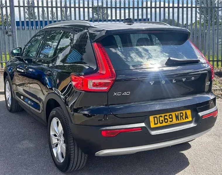 Used Volvo XC40 Momentum 150 HP (110 kW) 2019 Black SUV