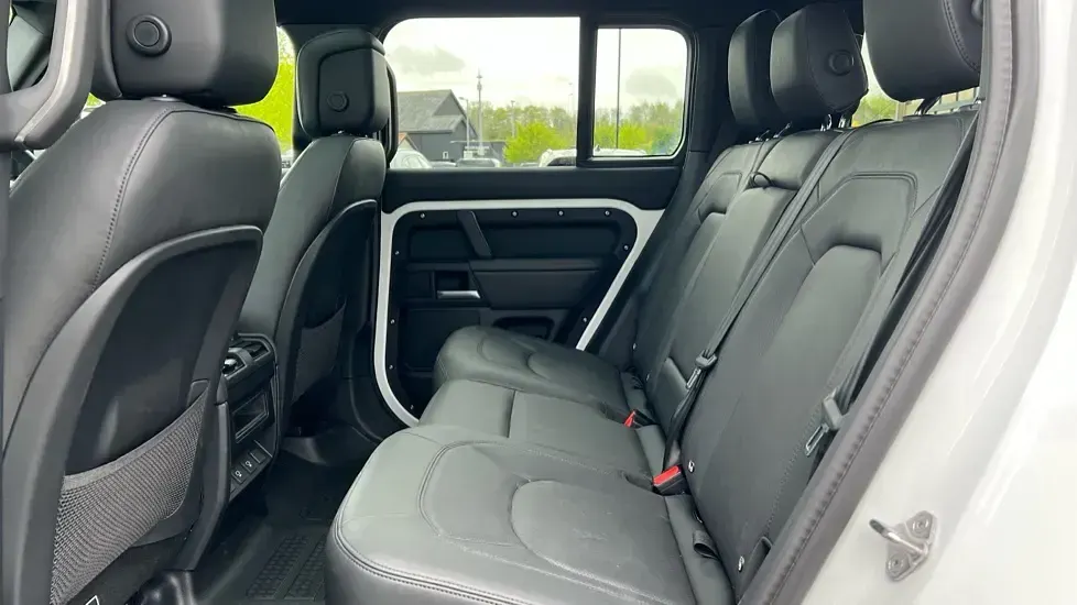 Usado Land Rover Defender HSE Dynamic 249 HP (183 kW) 2025 Branco SUV