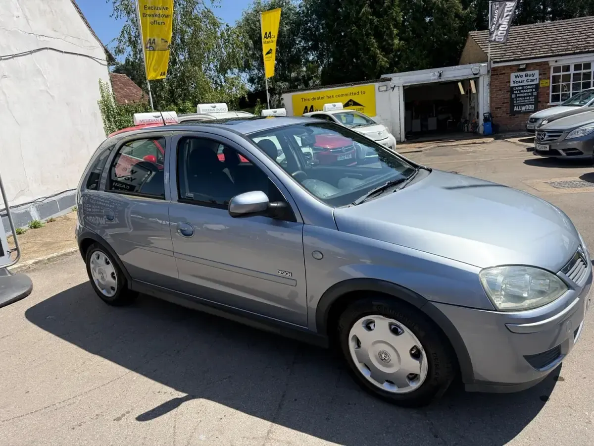 Used Vauxhall Corsa Design Edition 75 HP (55 kW) 2004 Silver Hatchback