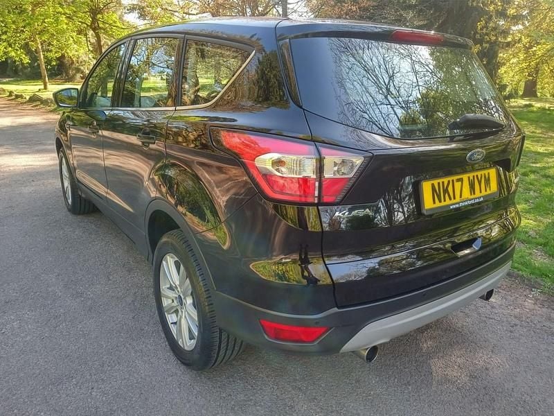Usado Ford Kuga Zetec 120 HP (88 kW) 2017 Preto SUV