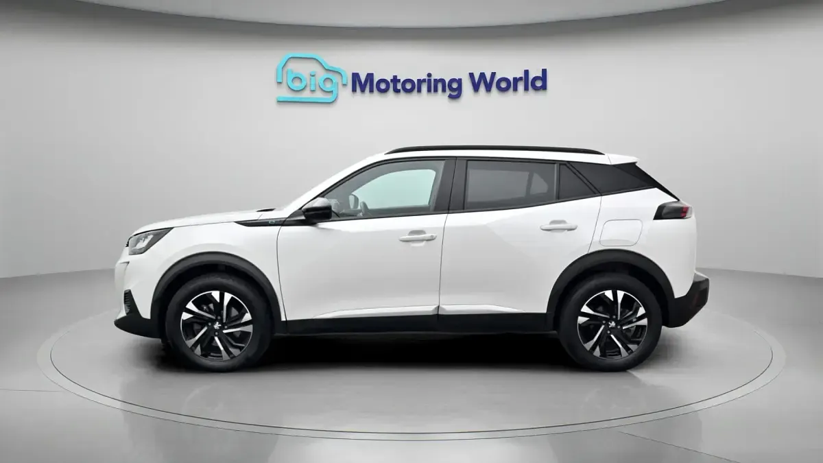 Used Peugeot e-2008 Allure+ 100 kW (136 HP) 2023 White SUV