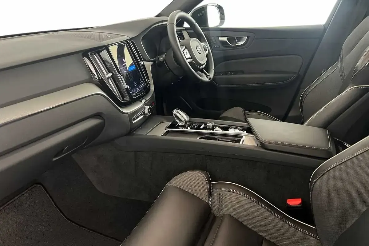 Used Volvo XC60 Plus 250 HP (183 kW) 2025 Onyx black SUV