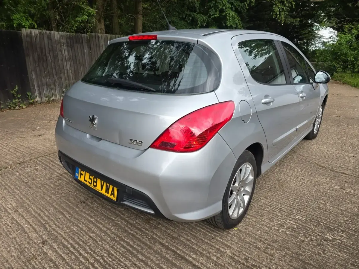Używany Peugeot 308 2008 Srebrny Hatchback