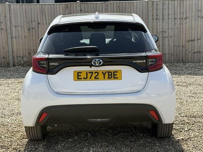 Used Toyota Yaris Hybrid Design 116 HP (85 kW) 2022 White Hatchback