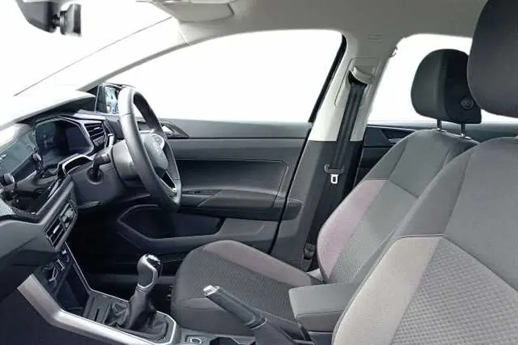 Usado VW Polo Life 80 CV (58 kW) 2024 Negro Utilitario
