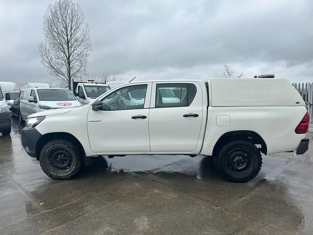 Used Toyota HiLux Active 150 HP (110 kW) 2019 White Pickup