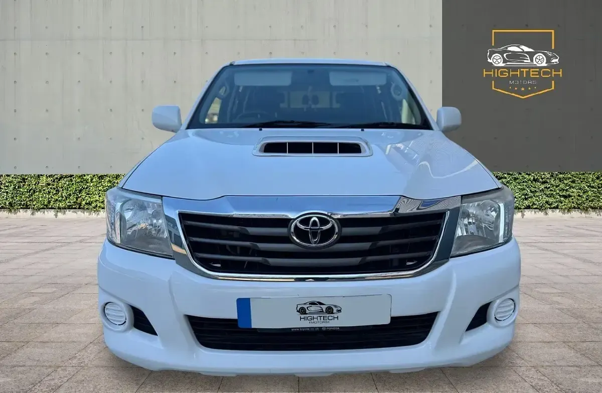 Used Toyota HiLux Active 144 HP (105 kW) 2015 White Pickup