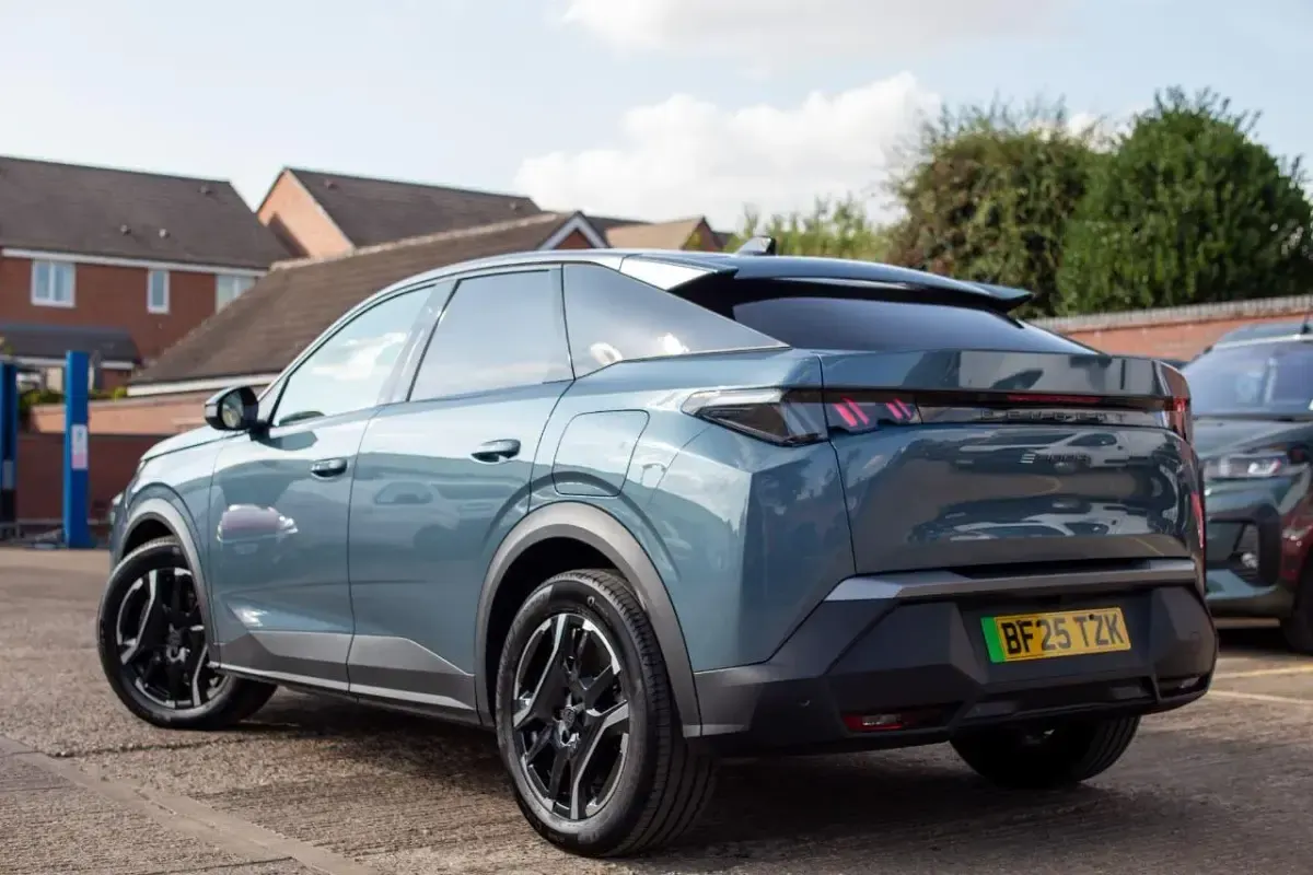 Used Peugeot e-3008 Allure 152 kW (207 HP) 2025 Blue SUV