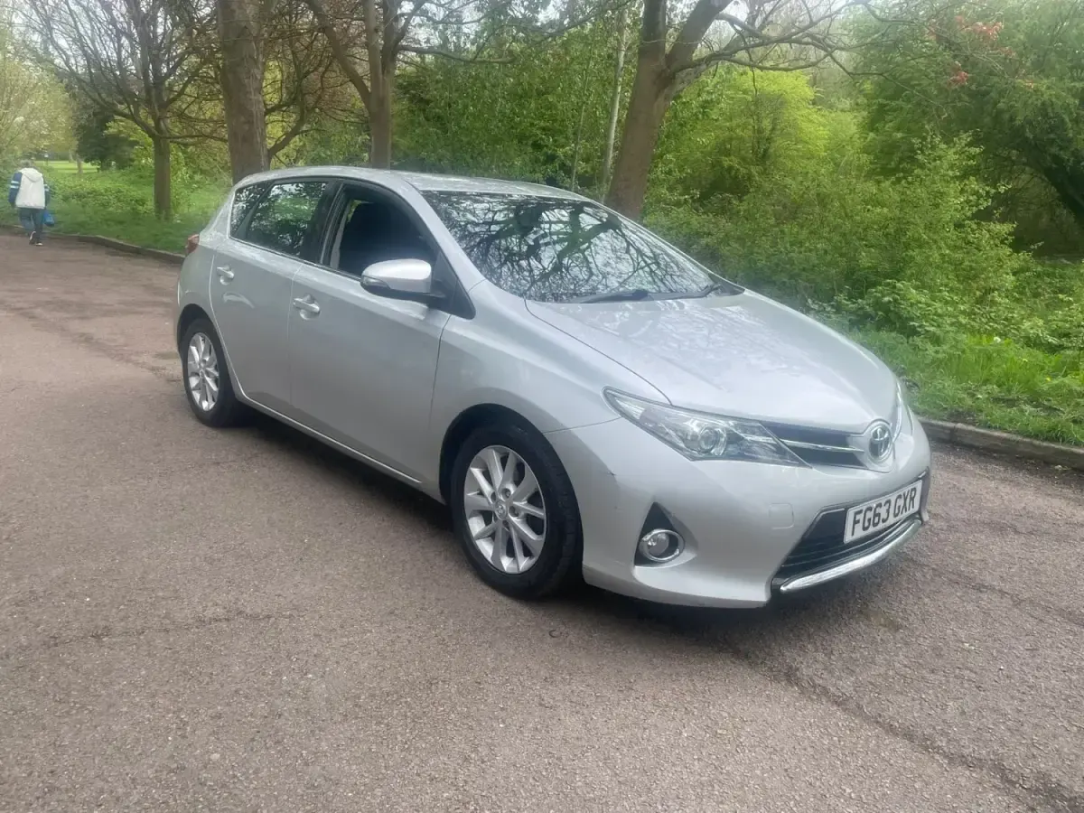 Usado Toyota Auris 2013 Prateado Citadino