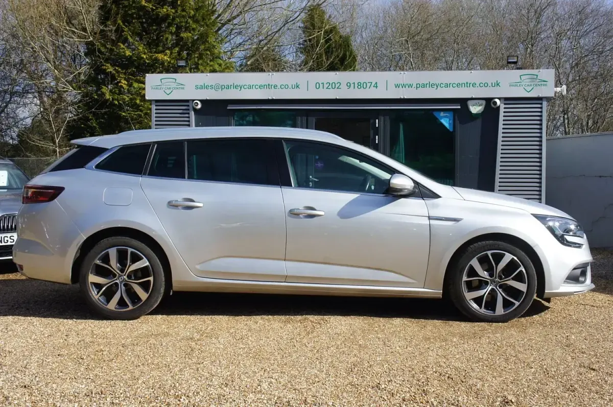 Usado Renault Mégane GrandTour Dynamique 130 HP (95 kW) 2017 Prateado Carrinha