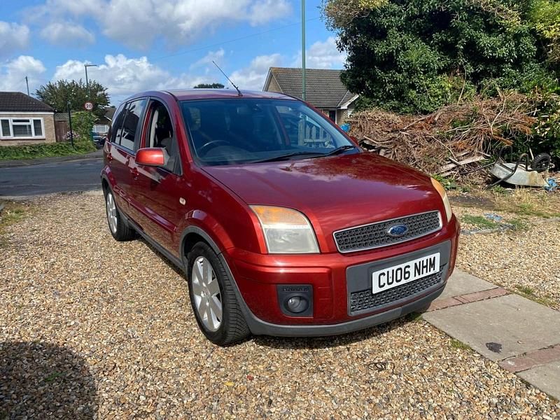 Red Used 2006 Ford Fusion Hatchback | £1,599 (Good price) - Image 1/4