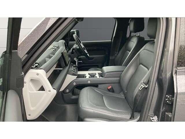 Used Land Rover Defender HSE Dynamic 300 HP (220 kW) 2024 Grey SUV