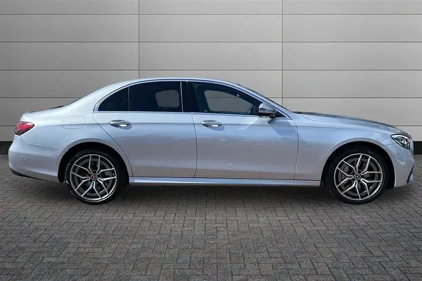Begagnad Mercedes E400 AMG Line Premium 334 HK (245 kW) 2023 Silver Sedan