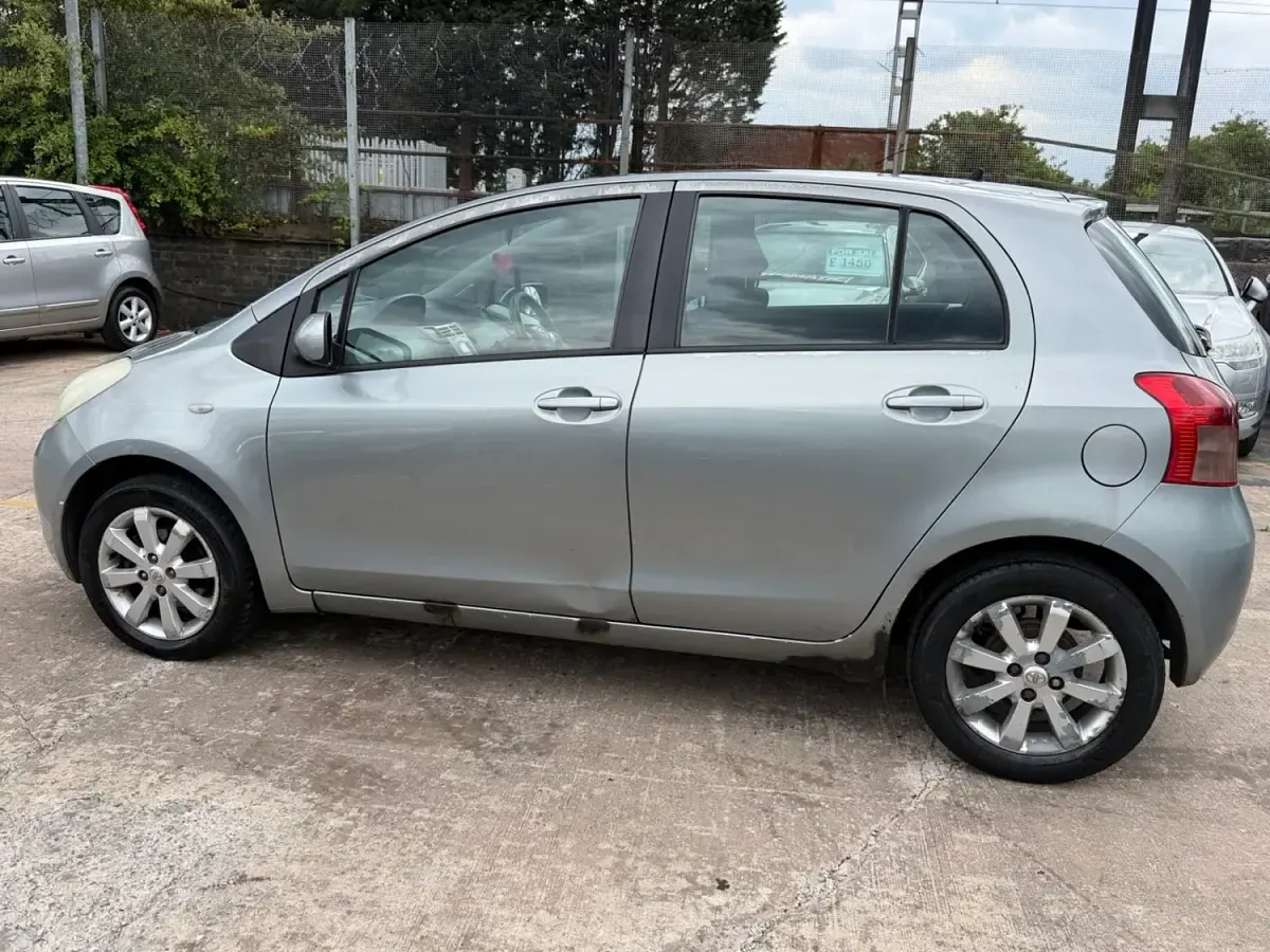 Begagnad Toyota Yaris 85 HK (62 kW) 2007 Silver Halvkombi