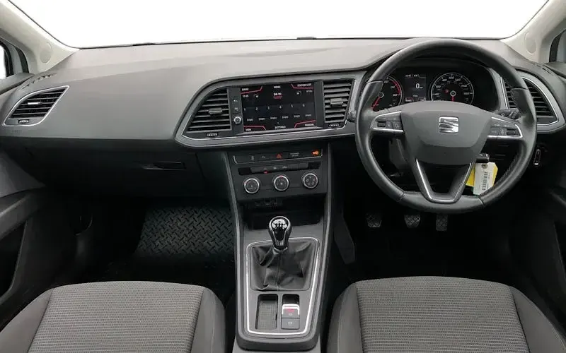 Used Seat Leon Sport 131 HP (96 kW) 2019 White Estate